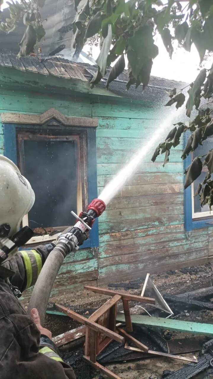 В астрахани сгорел дом. Пожар в астрахани вчера приволжский районе началово. Пожар приволжском районе. Пожар в казани поселок константиновка. Пожар в началово.