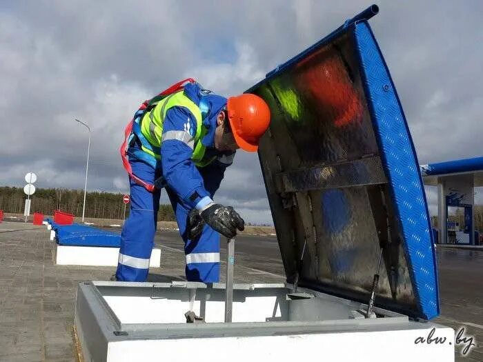 Замер уровня нефтепродукта. Работники нефтебазы. Уровни измерение уровня нефтепродуктов. Отбор проб нефтепродуктов из резервуаров. Отбор проб топлива на азс.