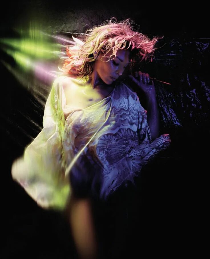 Nick minogue. Kylie Minogue come into my World 2003. Kylie Minogue обложка.