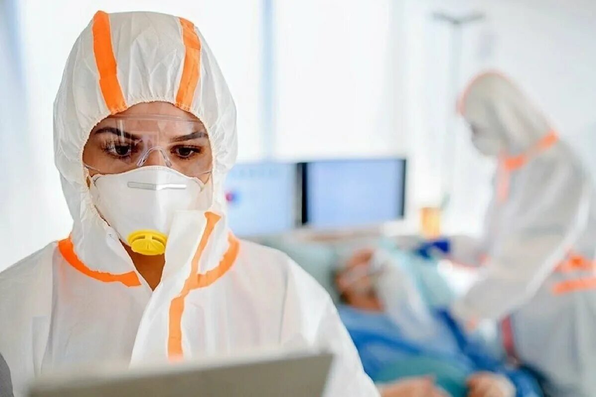 Человек на искусственной вентиляции легких. Больные коронавирусом. Больные коронавирусом в больнице. Фото людей больных коронавирусом. Медики с больными детьми.