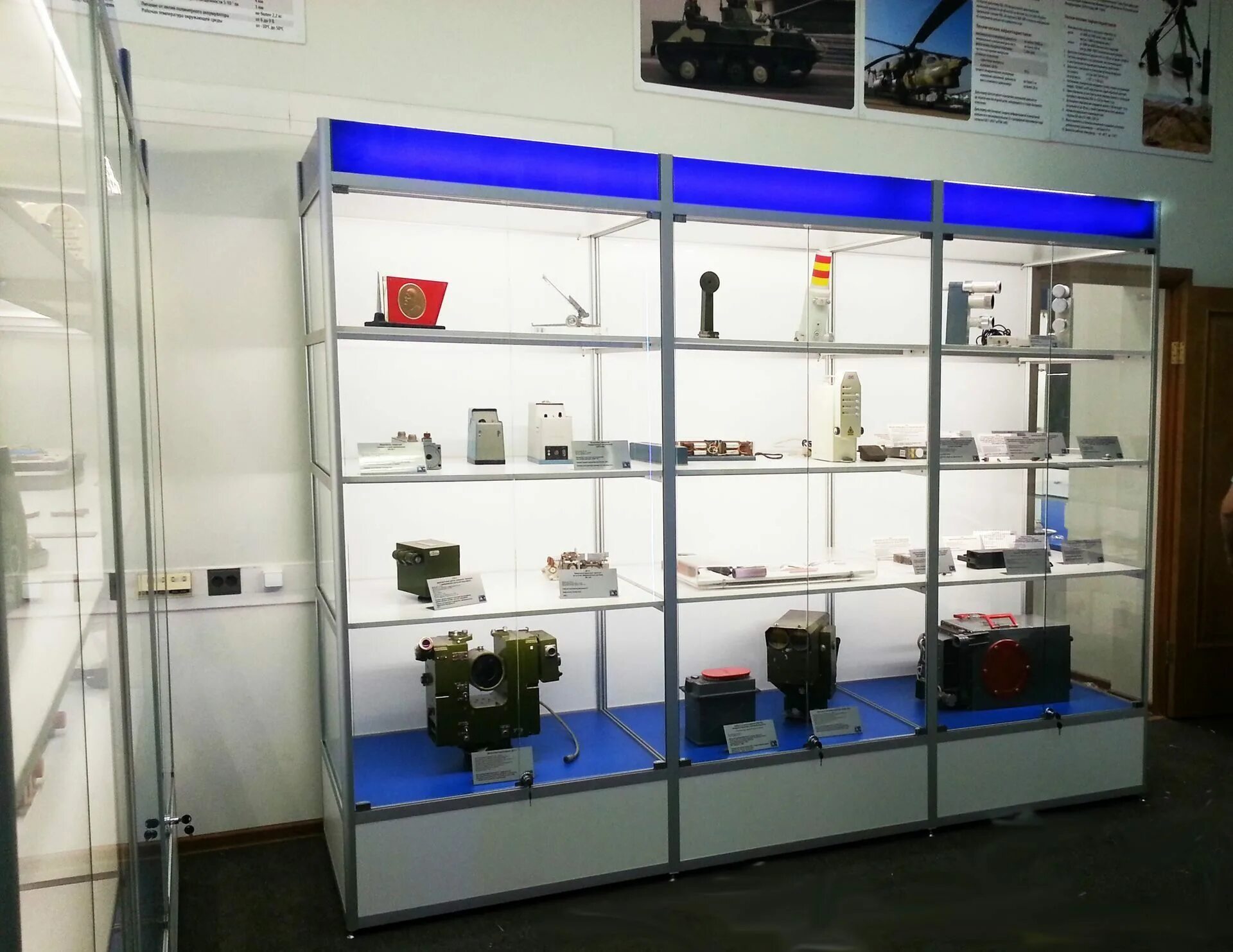 витрина стеклянная для музея