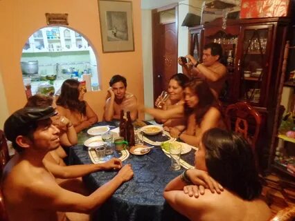 La asociación de los pitufos nudistas - La Cultura Viajera