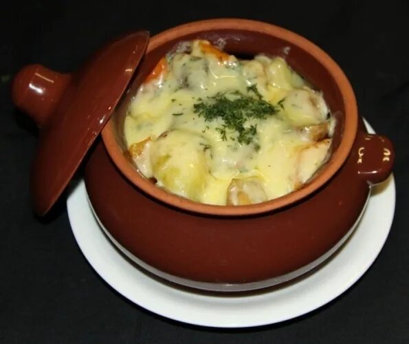 Картошечка с грибами в горшочках. Картофель со сметаной в горшочках. Картошечка в горшочках в духовке. Картофель в горшочках в сметане. Картофель с грибами в горшочке.