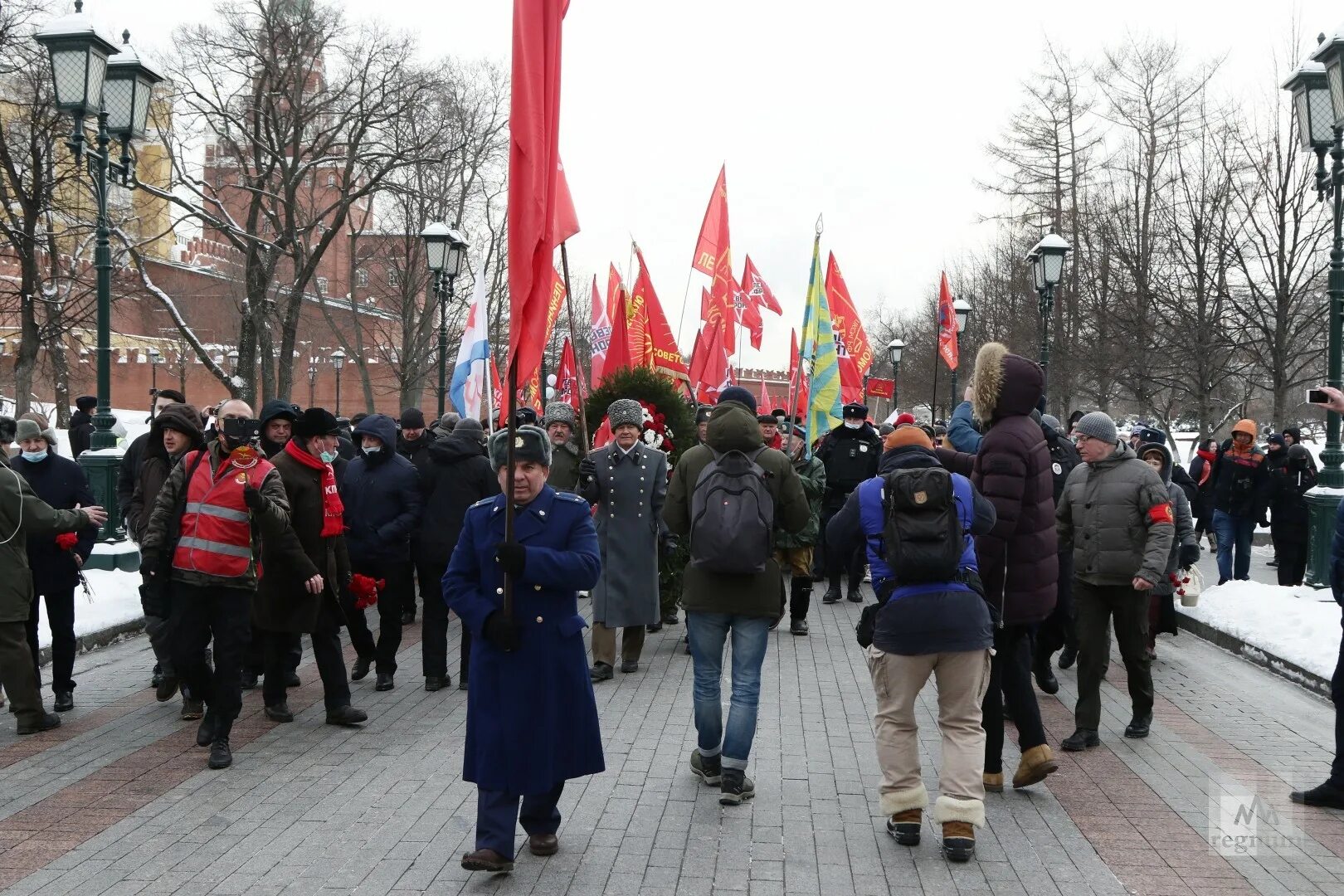 Какой сегодня праздник в россии 28 февраля. Празднование 23 февраля в России. Москва 23 февраля 2021 митинг. Митинг в Александровском саду. КПРФ митинг 23 февраля.