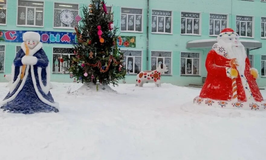 Новый год в школе на улице. Фасад школы на новый год. новогоднее украшение пришкольной территории. двор школы на новый год. крыльцо школы к новому году.