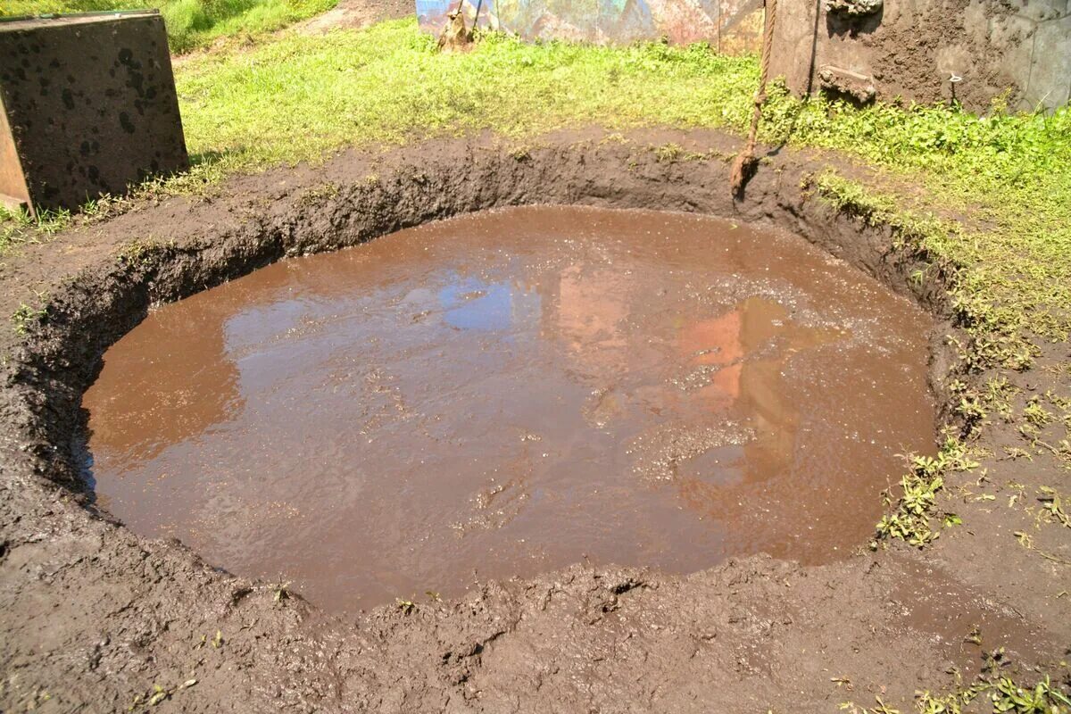 Яма наполненная водой. Мокрый яма