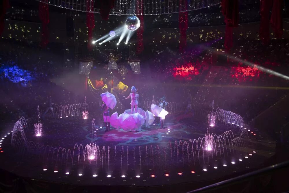 Тульский цирк шоу фонтанов. Цирк фонтанов спб. Шоу фонтанов цирк краснодар. Манеж цирка. Принц цирка шоу фонтанов.