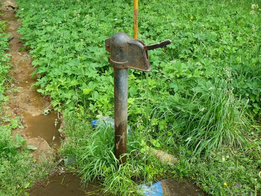 Водоразборная колонка в деревне. Старая колонка для воды. Водяная колонка в деревне. Колонка для воды уличная.