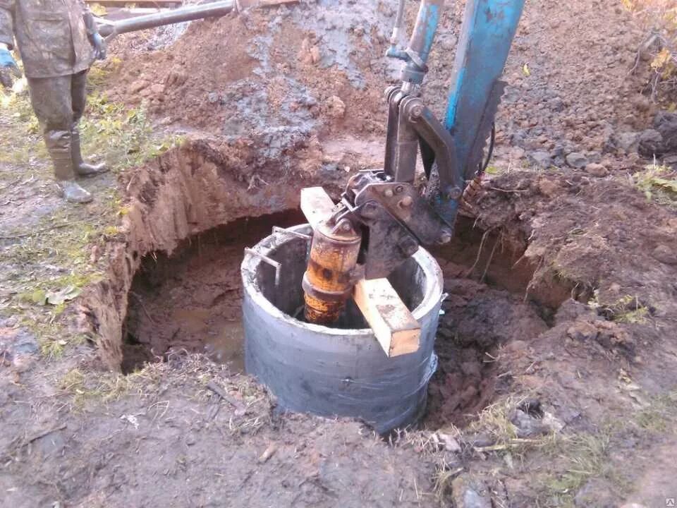 Бурение колодца в клину. Бурение колодцев. Бурение колодцев машиной. Бурение колодцев машиной. Буртрест бурение колодцев.