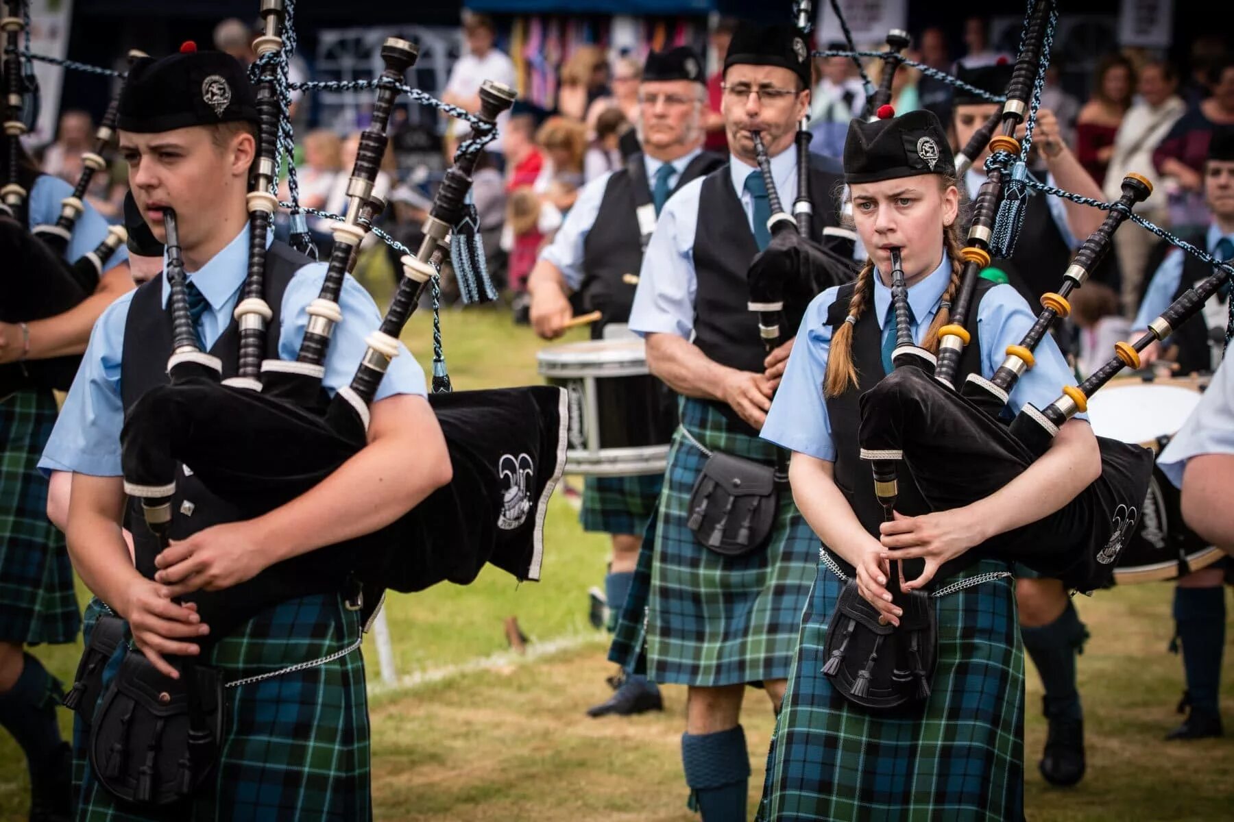 People live in scotland. Шотландия килт волынка. Парад волынщиков в Шотландии. Фестиваль волынщиков в Шотландии Эдинбург. Хайлэндс Шотландия.