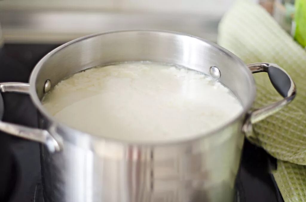кружка для кипячения сливок. в какой кастрюле кипятить молоко. кипячение молока. кипящее молоко. как прокипятить молоко коровье.