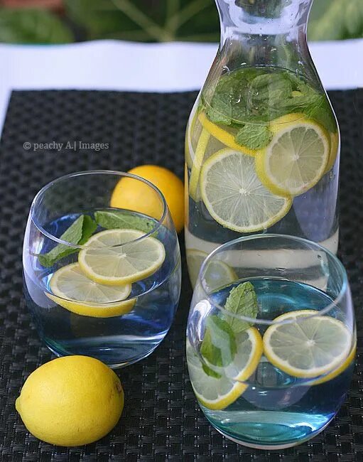 Холодная вода с лимоном. Вода с лимоном. Лимон в воде красиво. Минералка с лимоном. Вода с лимоном красивая подача.
