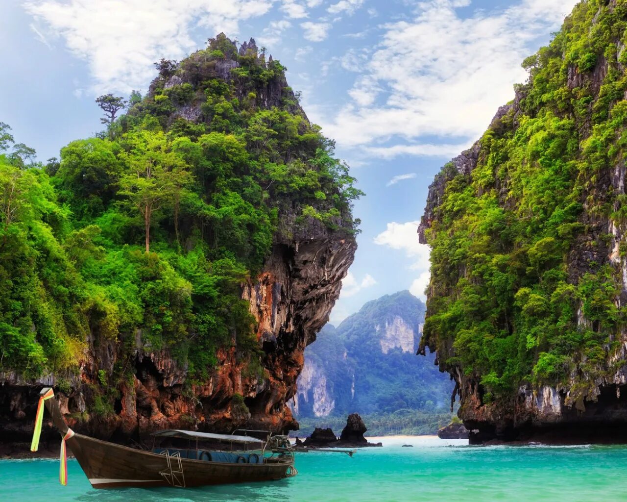 Пляж tonsai краби. Thailand terbaru full. Таиланд горы. Рейлей краби. Храм ват махатхат бангкок.