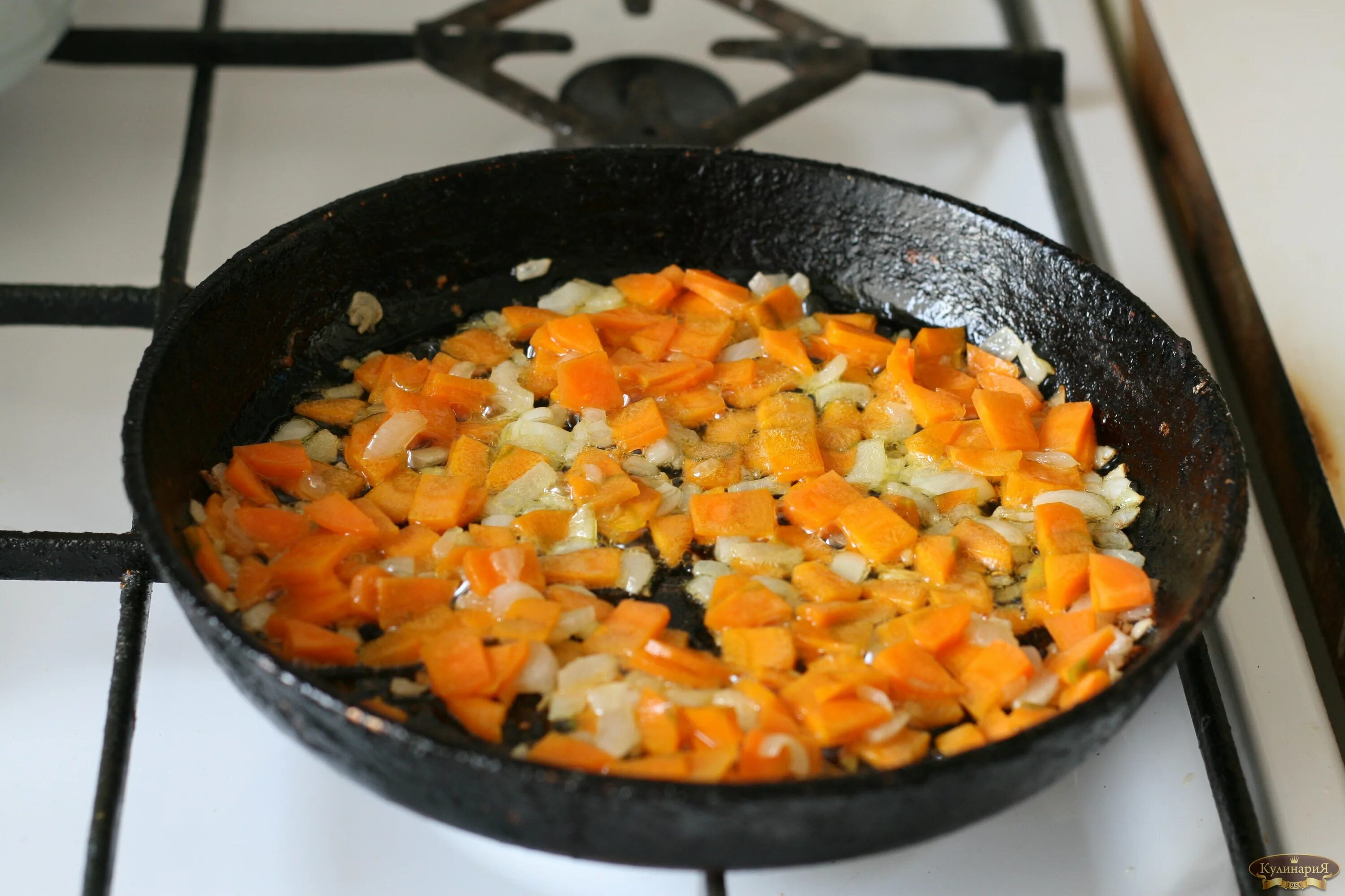 Пассированные лук и морковь. Жареная морковь с луком. Обжариваем лук и морковь на сковороде.