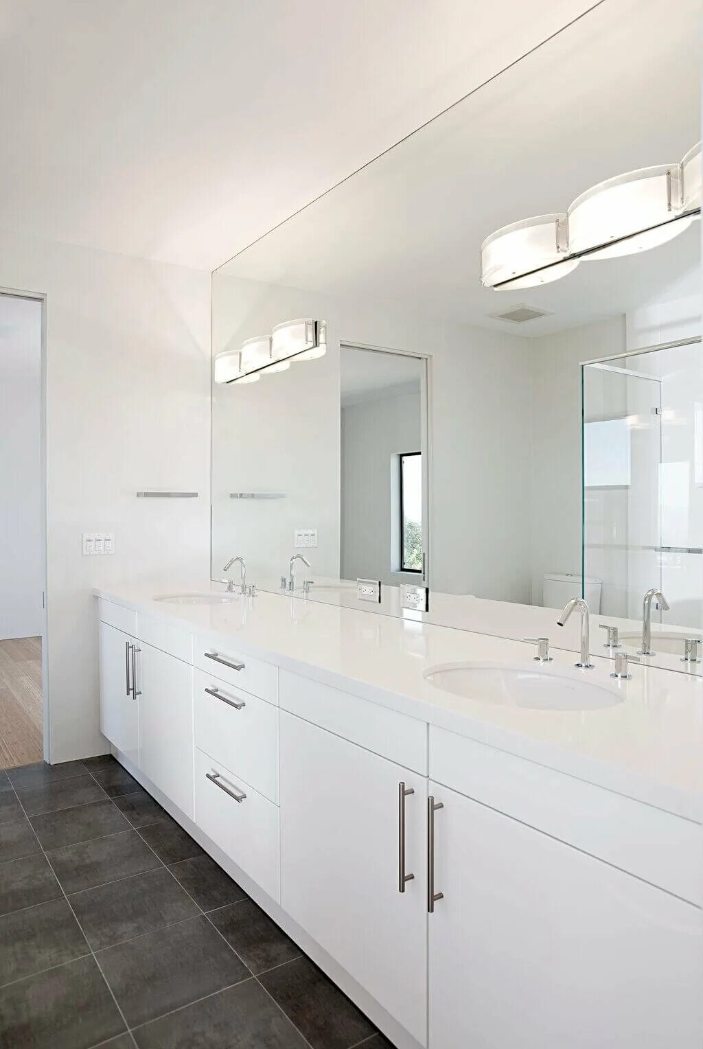 Зеркала в ванную белые. Ванная комната с большим зеркалом. Зеркало в интерьере ванной комнаты. Большое зеркало в ванной комнате. Большие зеркала в ванной комнате.