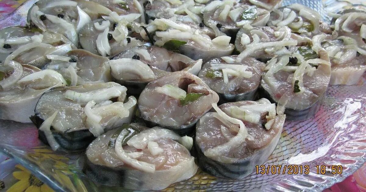 селедка с луком. селёдка малосольная скумбрия. рецепт скумбрии с луком и маслом. селёдка малосольная сельдь скумбрия. скумбрия в банке с луком и уксусом.