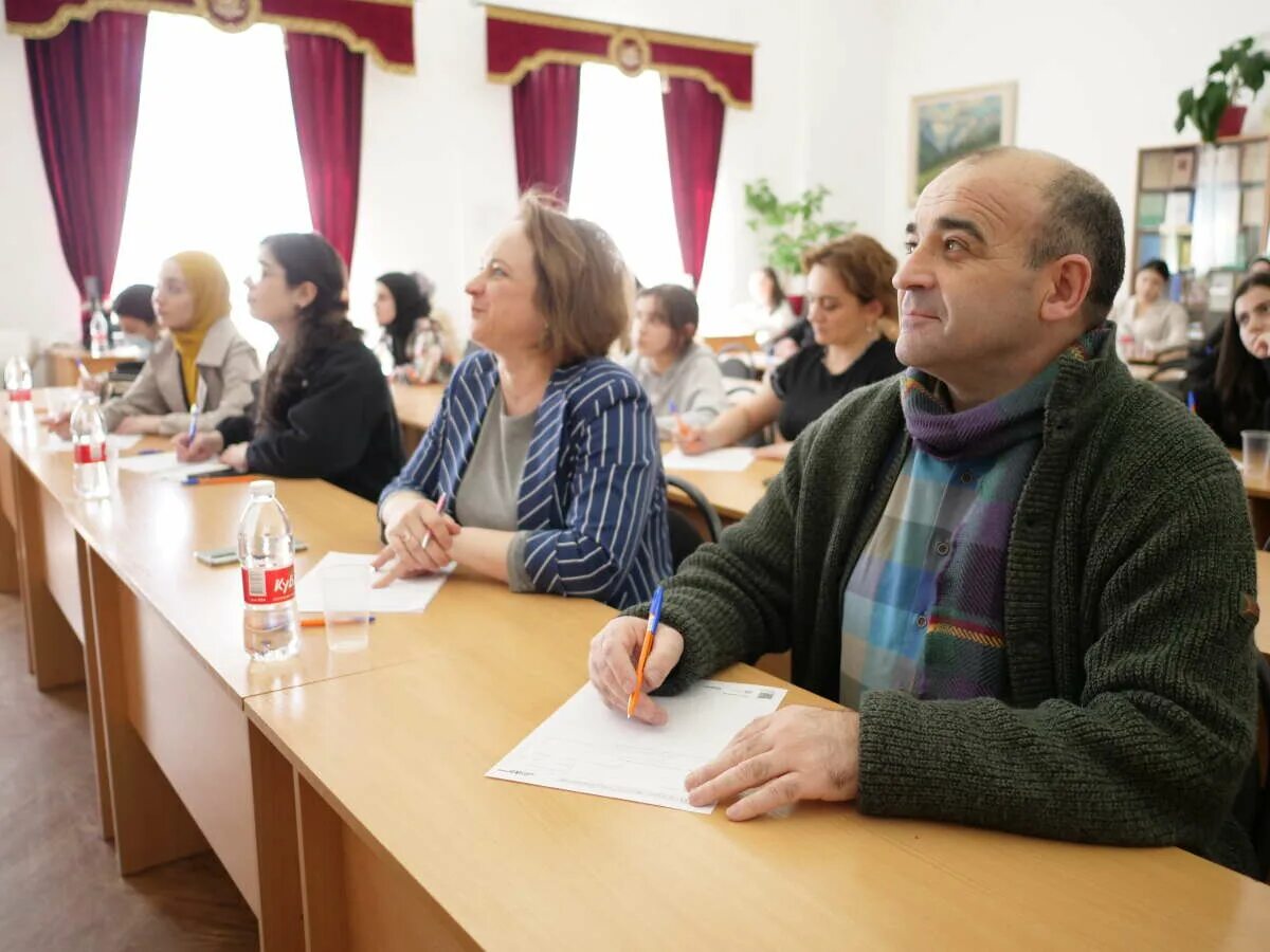 Гость преподаватели. КЧГУ имени у.д. Алиева. В гостях у учителя. Учитель ученики Тотальный диктант фото.