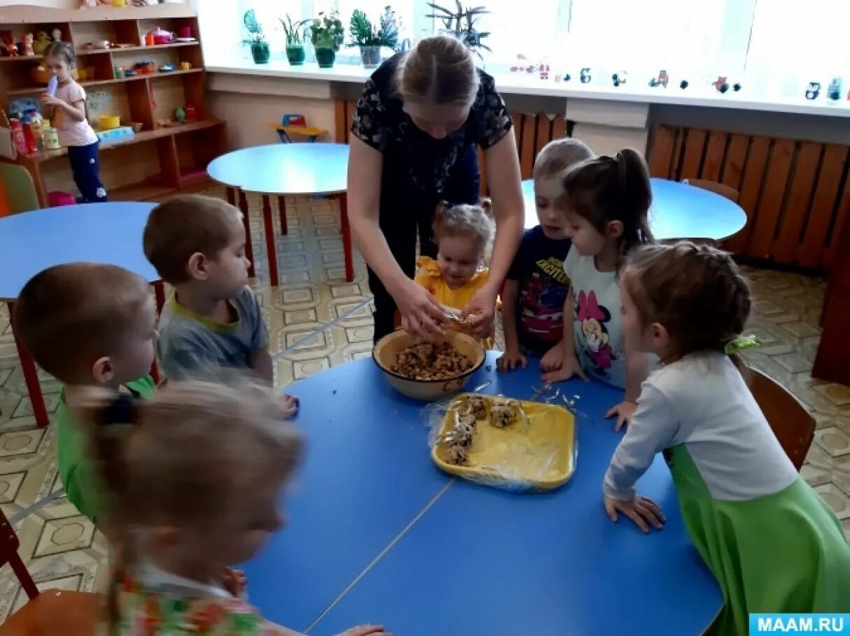 Урок в садике. Дети в садике на занятии. Воспитатель в детском саду Россия. Детский сад в России.