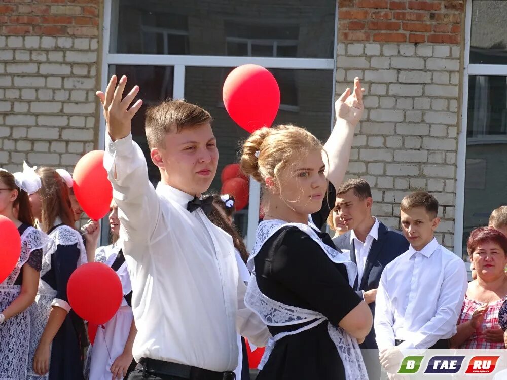 Первый звонок в школе. Четыре звонка в школе