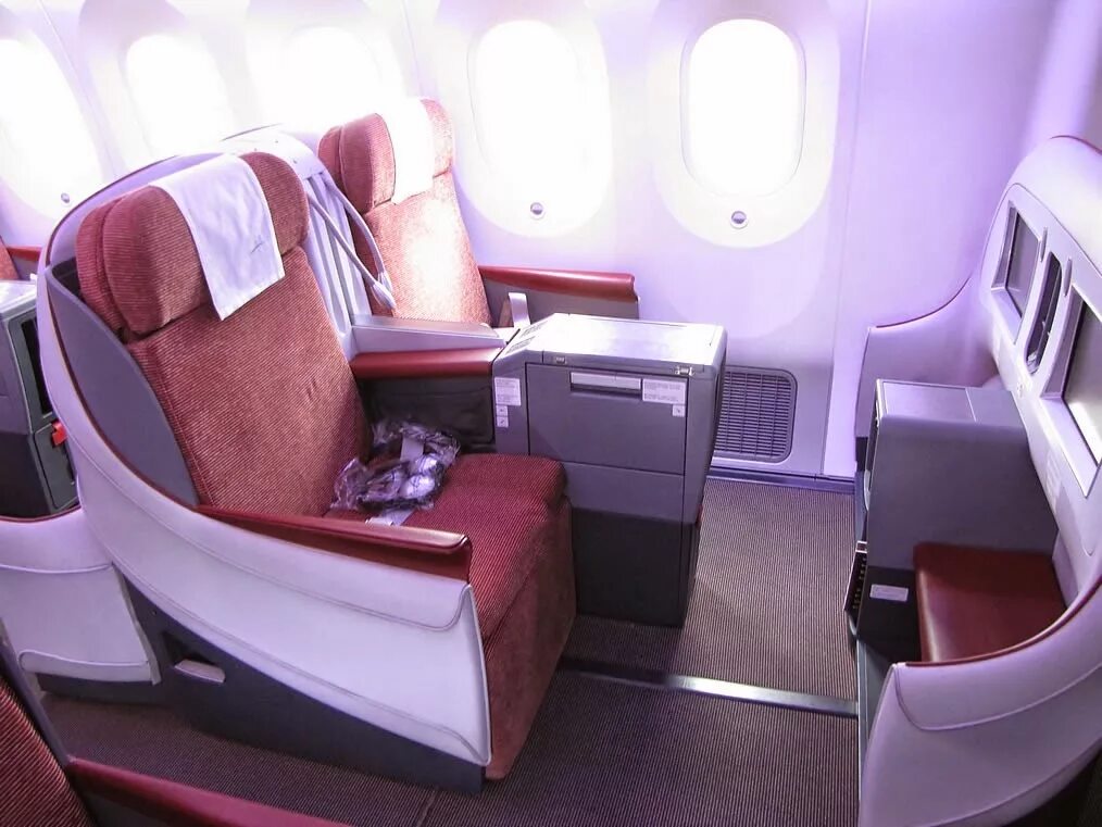Кресла бизнес класса в самолете. Airbus business jet a220. 1 класс в самолете эмирейтс. Комфорт и бизнес класс отличие. Комфорт и бизнес класс отличие.