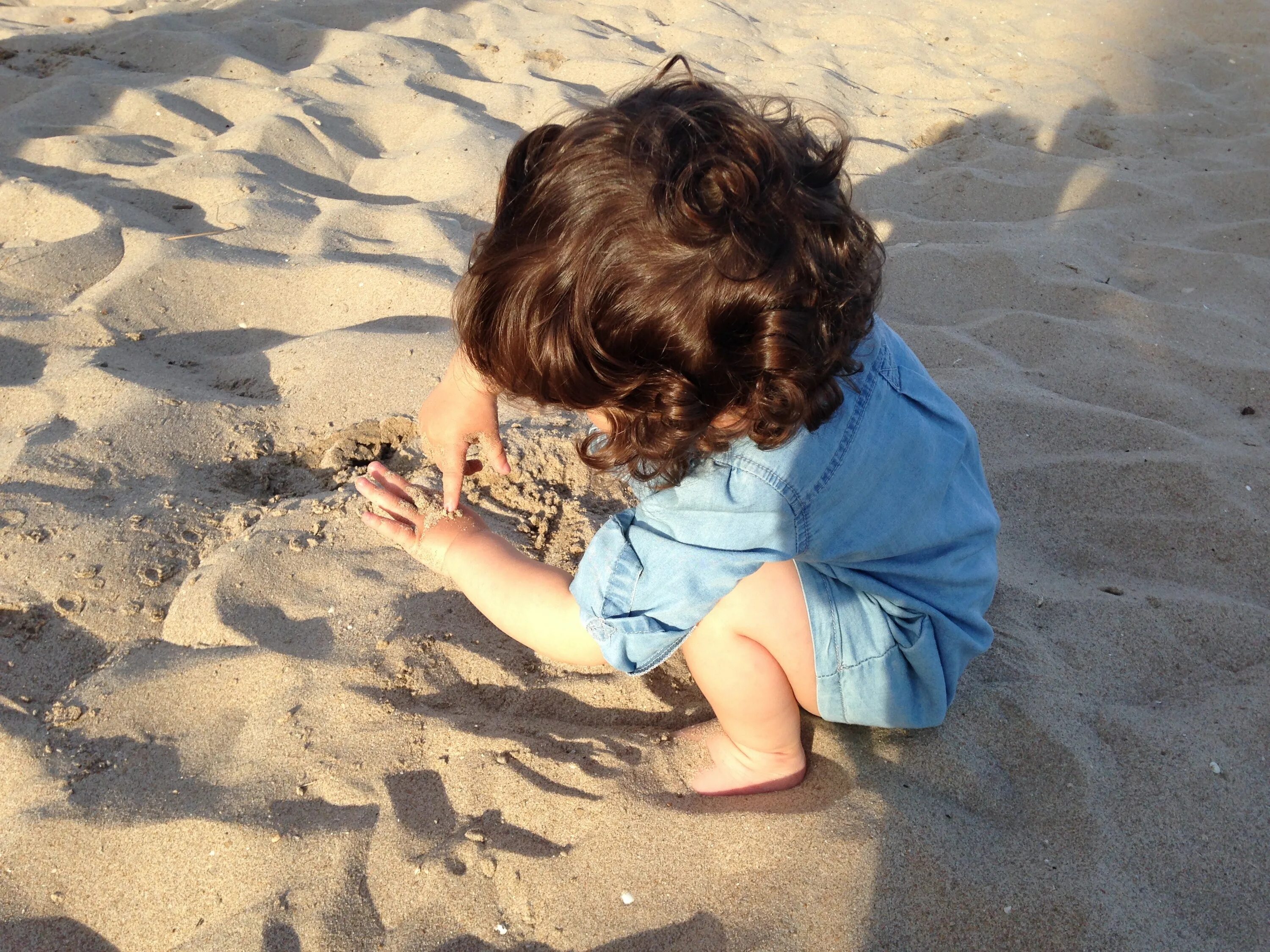 Маленькая песчинка. Песок для детей. Дети играют в песке. Дети песок море. Детские фотосессии на песке на берегу.