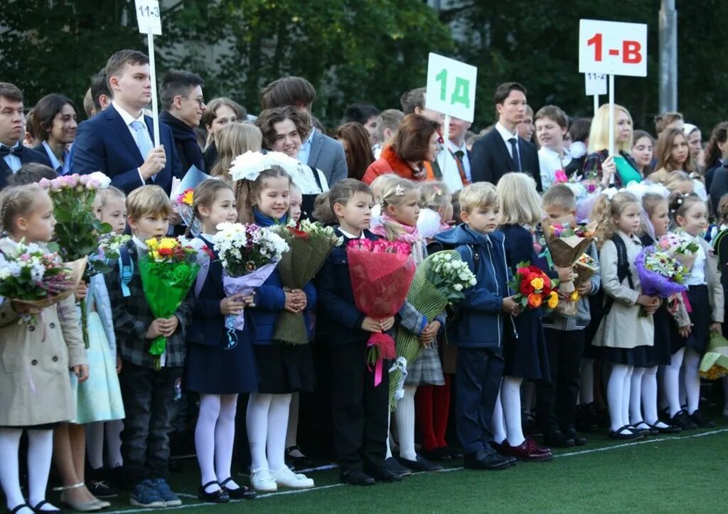 Первый садик первая школа первый класс. Первый класс. Торжественная линейка в школе. Первоклассники на уроке. Школа первое сентября.