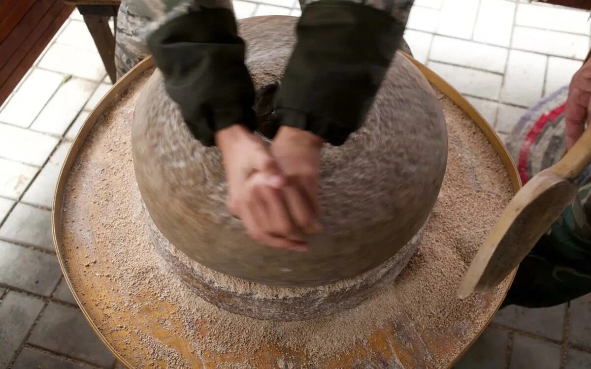 Поток зерна поступающего на жернова мельницы пропускается. Каменные жернова. молоть муку жернов. первобытные жернова. жерновцы для муки.