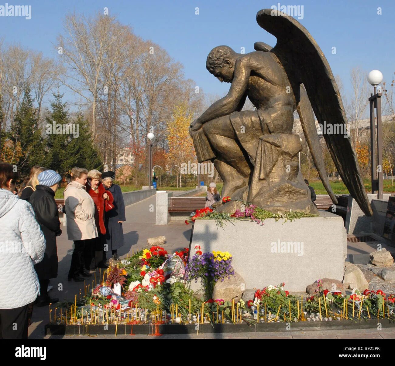 Скорбящий ангел тольятти история. Тольятти надгробье ангел скорбящий. Тольятти скорбит. Тольятти скорбит. Тольятти скорбит.