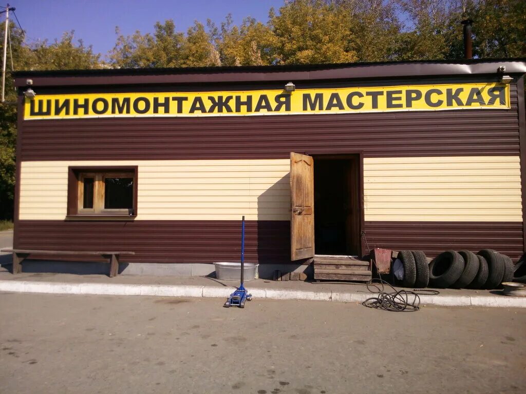 Шиномонтаж владивосток. Подъемник для шиномонтажа. Шиномонтаж пенза. Шиномонтаж 24. Грузовой шиномонтаж вывеска.