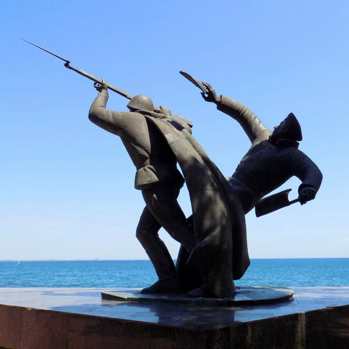 Феодосия памятник феодосийскому десанту. Памятник феодосийскому десанту 1941. Феодосийский десант 1941. Керчь памятники керченско-феодосийскому десанту. Памятник феодосийскому десанту 1941.