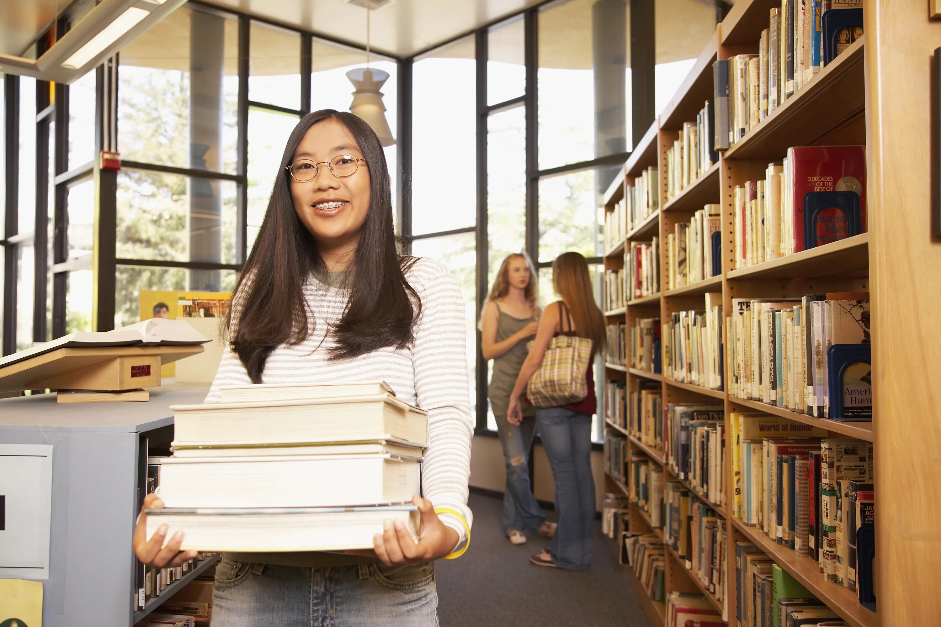 Фотосессия в библиотеке. Девушка с книгой. Женщина библиотекарь. Люди в библиотеке. Чтение книги hd.