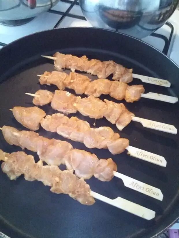 Сколько времени жарить шашлык на сковороде. Шашлычки из куриного филе на сковороде. шашлык на сковороде. шашлык из курицы на сковороде. жареное куриное филе на сковороде.