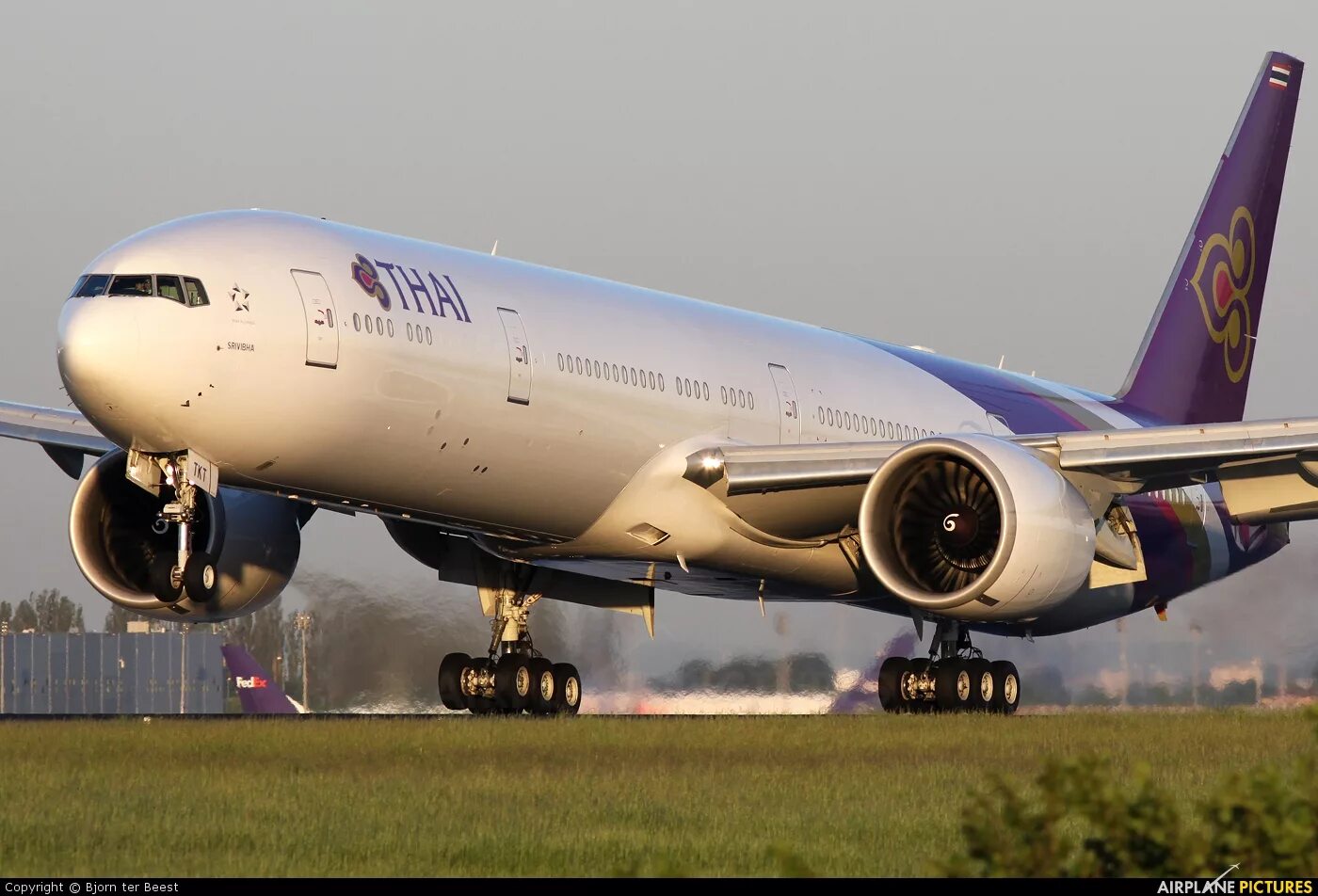 Самолет Боинг 777. Боинг 777 300. B-777-300. Боинг 777 Thai.