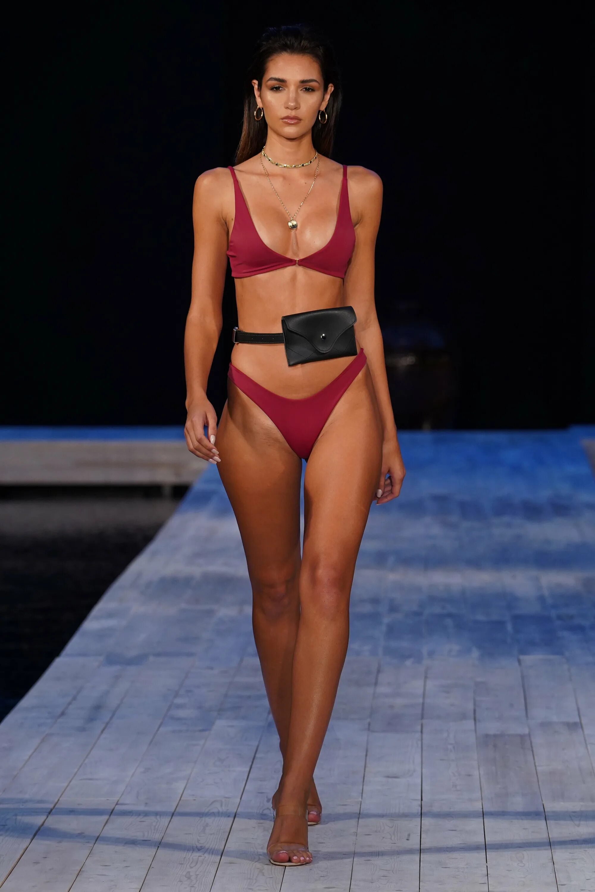 Показ мод купальники. Показ купальников. Модный показ бикини. Модели fashion show ss2019 miami swim week. Хадид томми хилфигер.