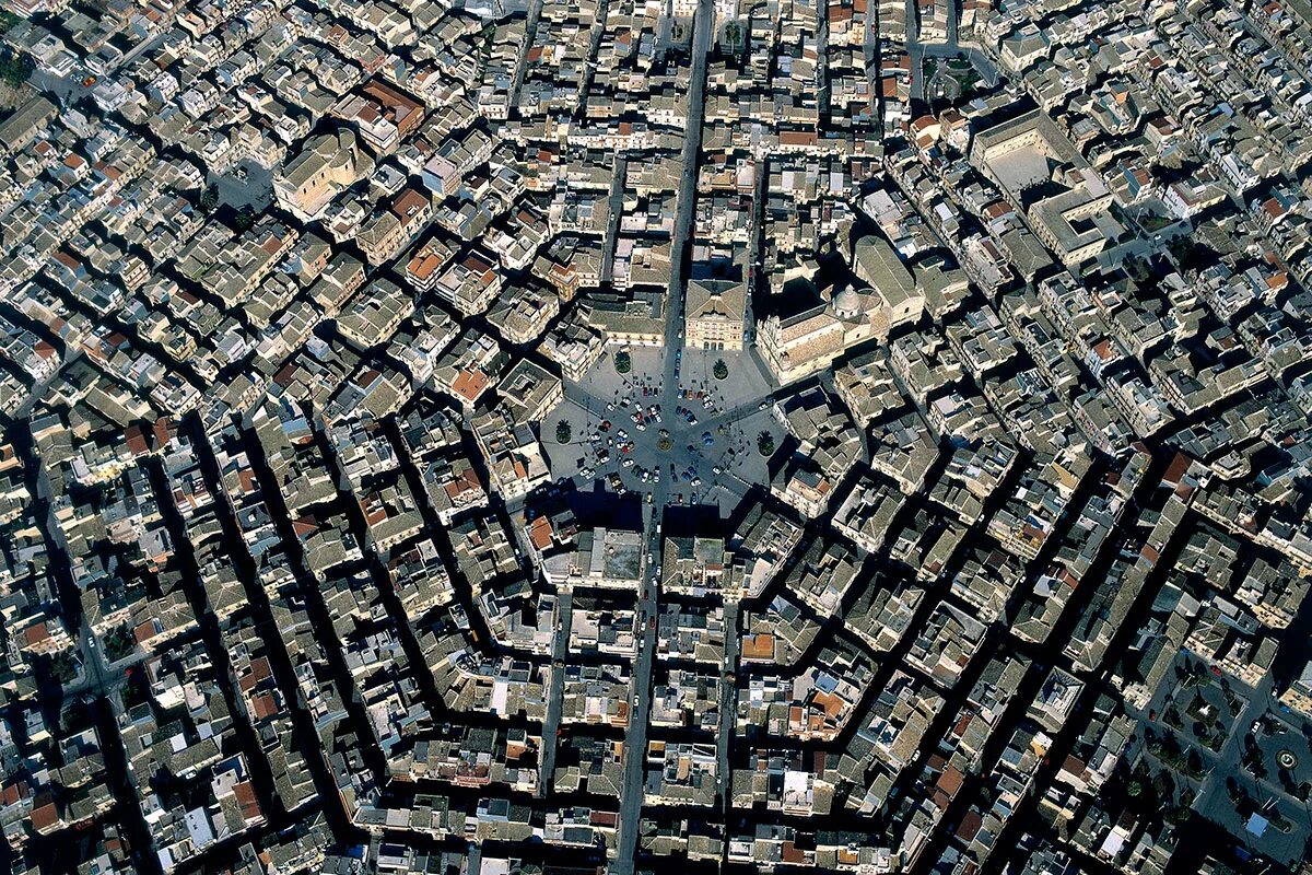 гирлянда сетка уличная 2/3. план барселоны сверху. шестигранное здание. сетчатая планировка города. сетка улиц.