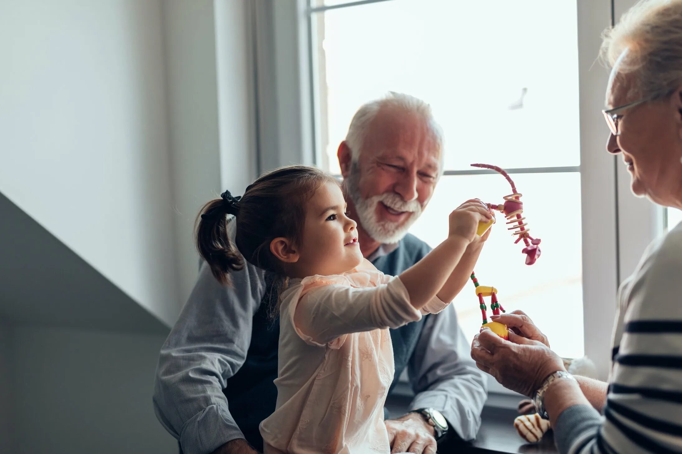 Grandpa daughter. Ребёнок играющий с дедушкой. Заботливый дедушка. Дед играет. Фото дедушки играют.