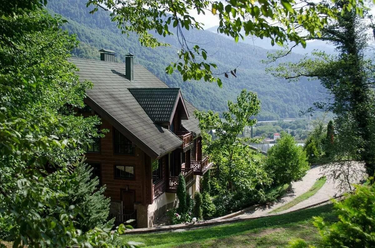 Дом дача в горах. Загородная резиденция в Альпах Швейцарии. Красная Поляна поселок городского типа.