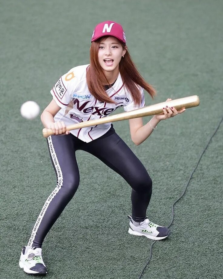 Девушки бейсбол. Tzuyu Бейсбол. Twice Tzuyu лучница. Twice Tzuyu 2022. Корейские бейсболистки.
