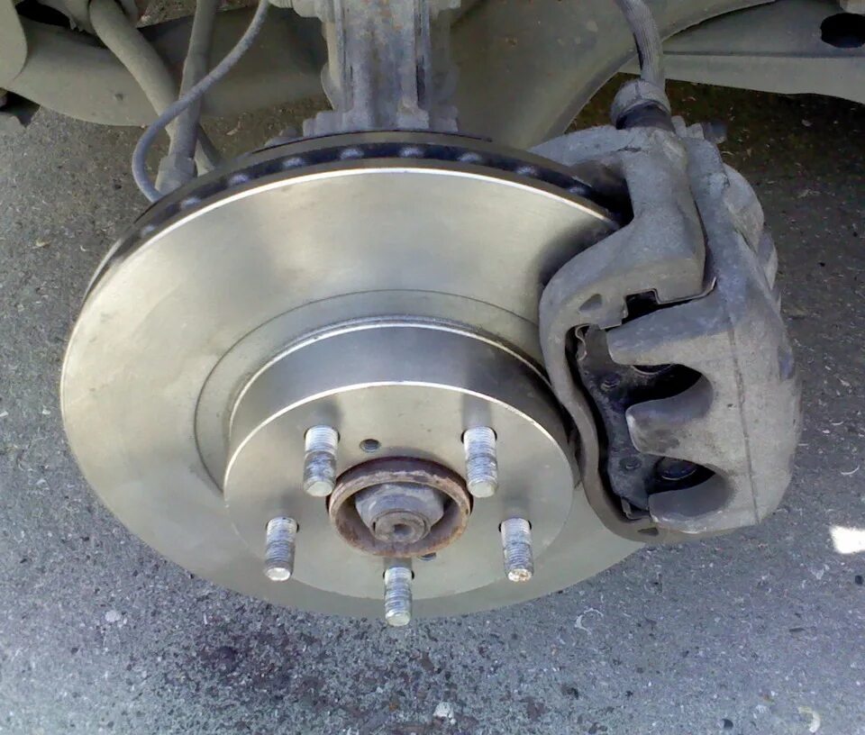 Как поставить тормозной диск. Задние тормозные диски рено сандеро 2016. Lancer 9 перфорированные диски задние. Направление вентилируемых тормозных дисков. Как поставить тормозной диск.