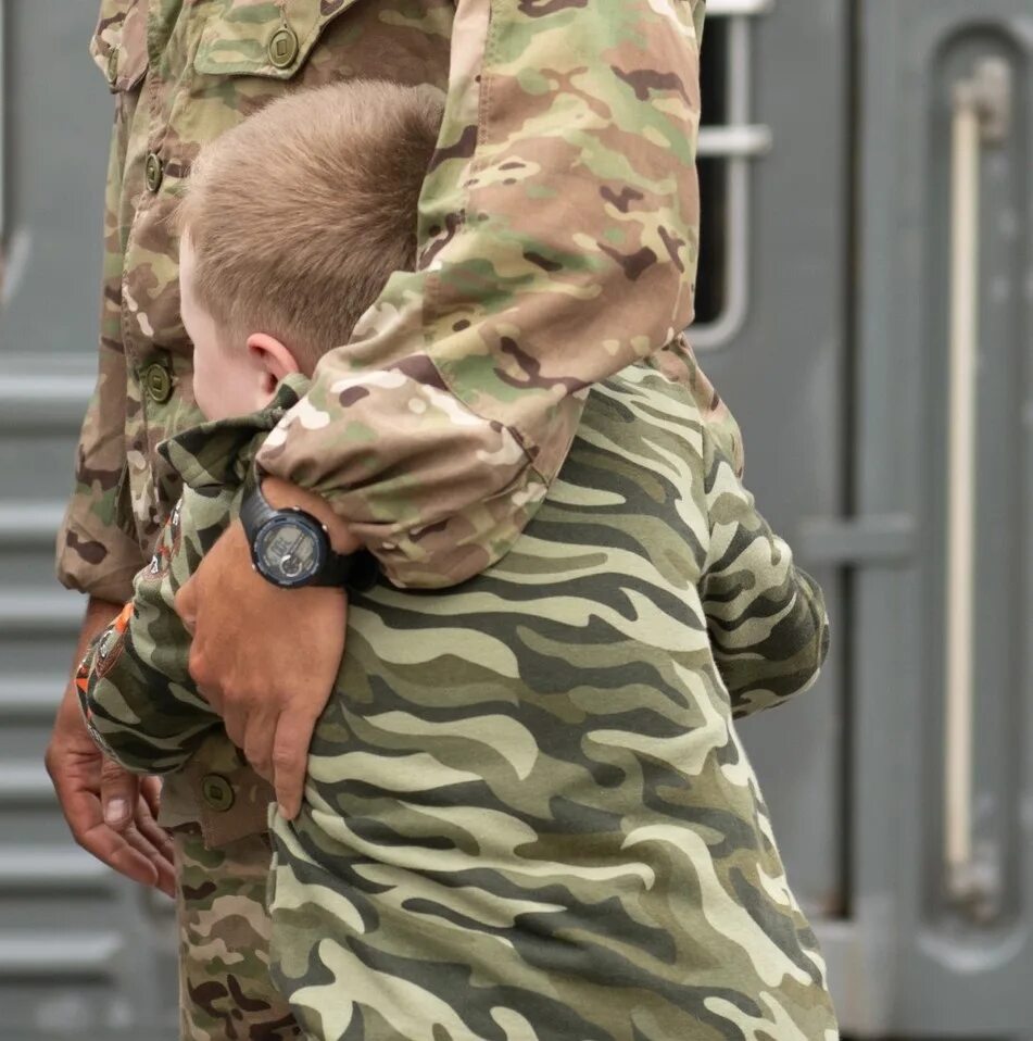 Поддержка детей военнослужащих. Отблагодарил солдат ребенка. Поддержка семьи. Мобилизация поддержка. Участник сво карелии