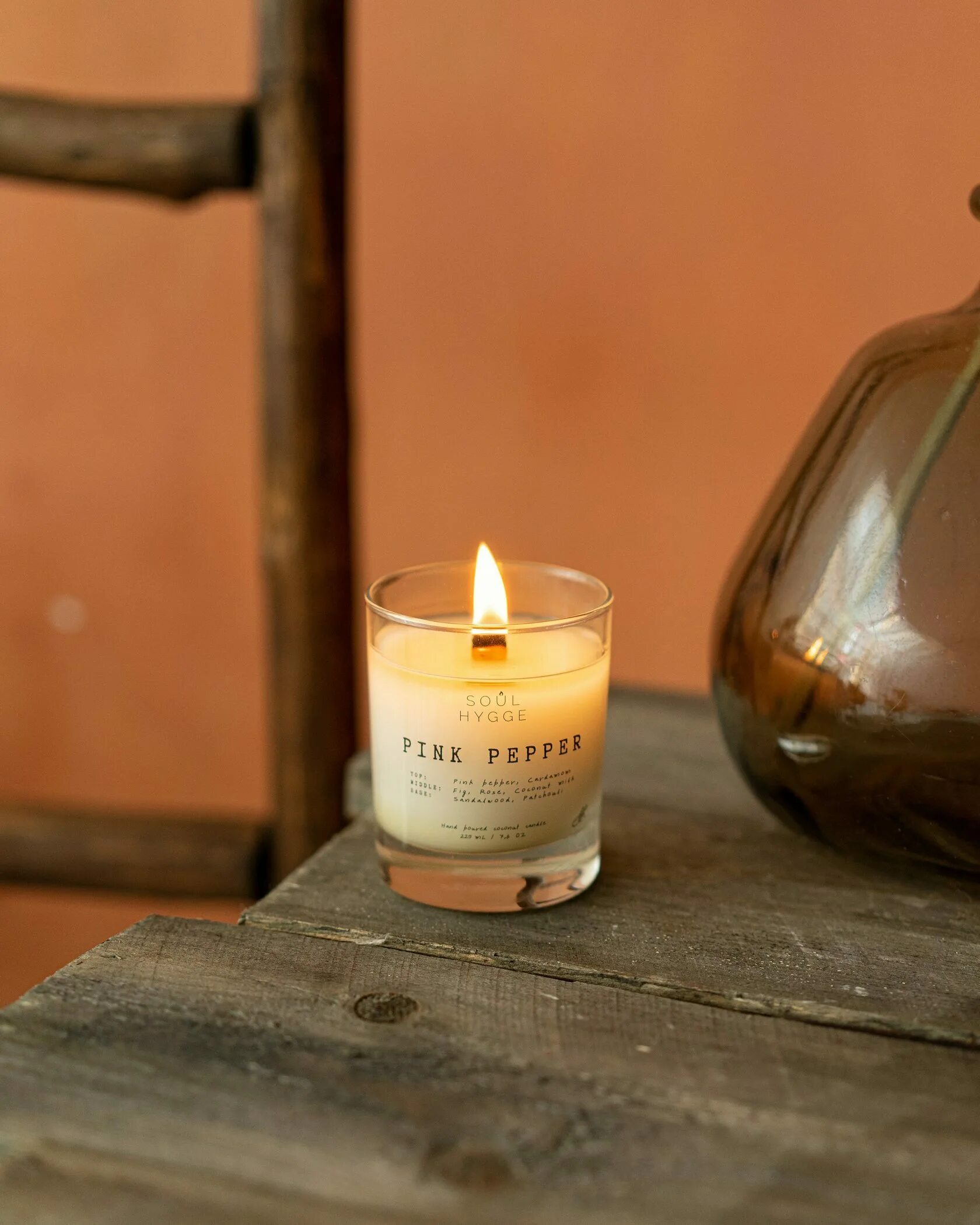 Деревянные аромасвечи. Аромасвечи 200мл. Свечи woodwick candle. Свечка с деревянным фитнлем. Деревянные аромасвечи.