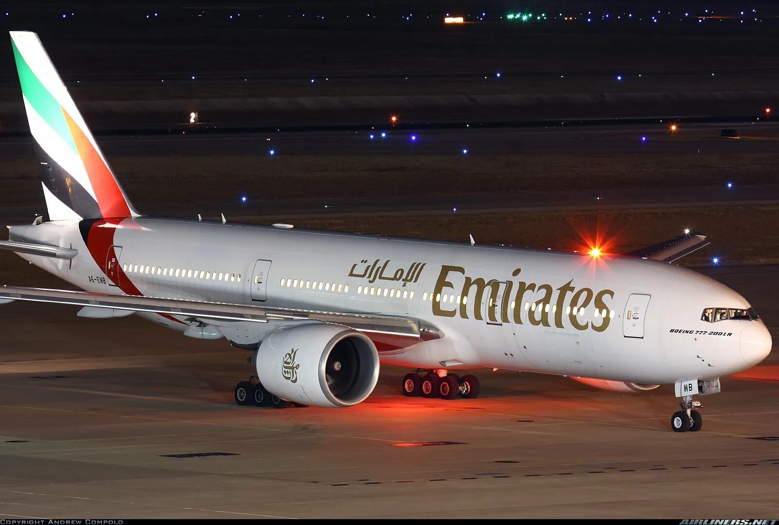 Эмирейтс 777-300. Боинг 777 Emirates. Боинг 777-300ер Emirates. 777 Эмирейтс.