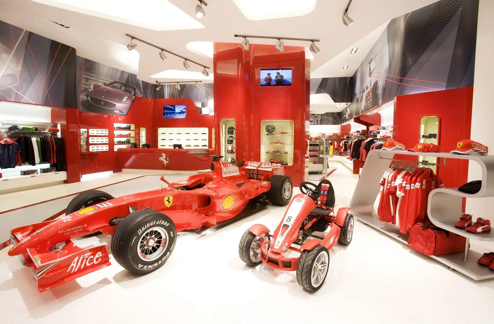 F1 Store. Феррари сторе. Гараж Феррари формула 1. Магазин Ferrari.
