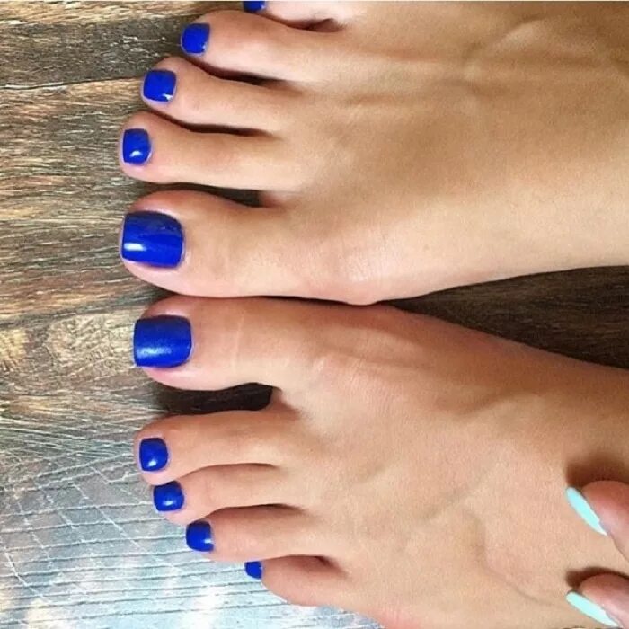 маникюр и педикюр в одном стиле. ногти на ногах синего цвета. синий маникюр и педикюр. педикюр синего цвета. голубой педикюр.