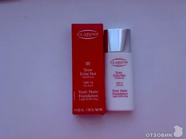 Clarins spf 15 увлажняющий крем. Тональный кларанс матирующий. clarins матирующий крем. clarins тональный крем с матирующим. кларанс тональный крем в красном.