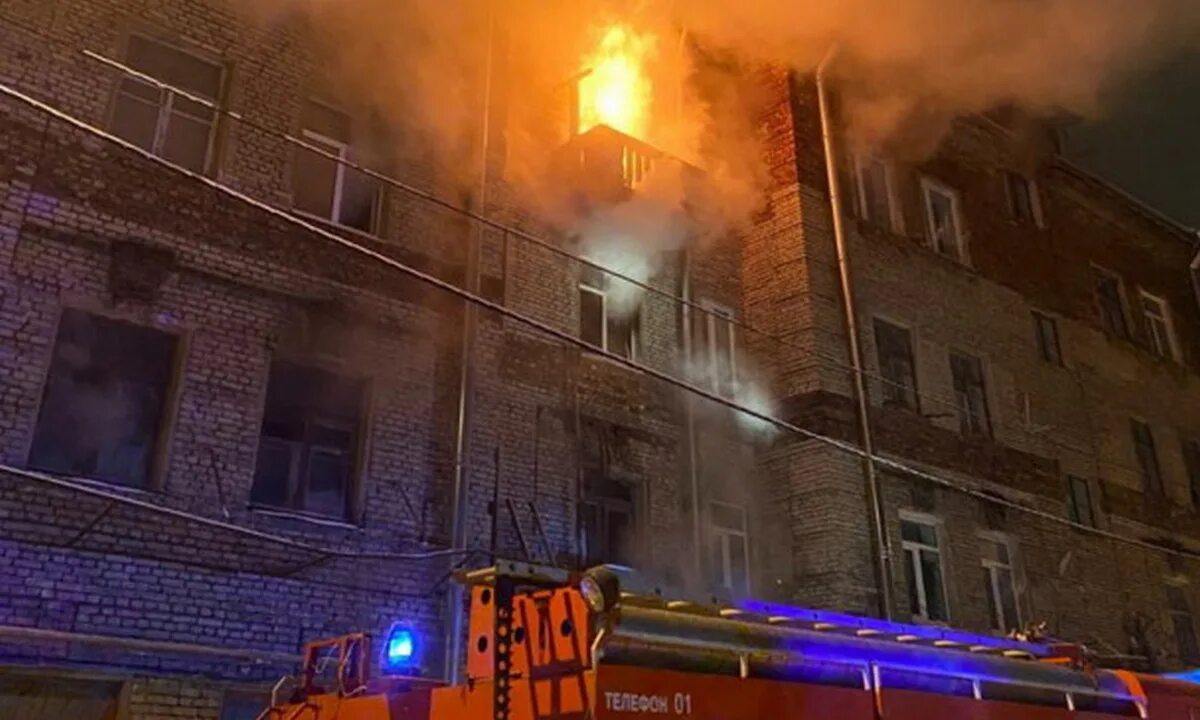 Хотя было уже поздно в комнате горела