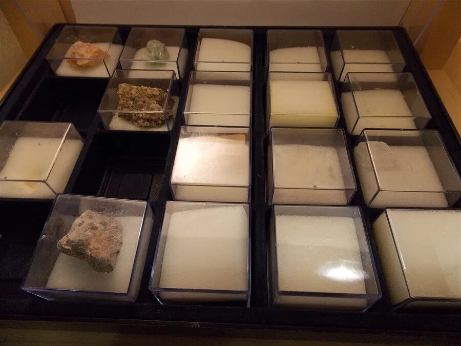 В трех коробках камни. Коробочки для хранения камней. Коробка для минералов. Коробка для хранения минералов. Коробки для хранения коллекции камней.