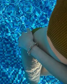 A photo without her face being clearly seen drew much attention. blackpink rose...