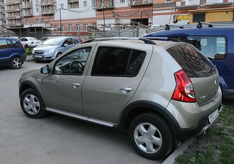 Renault sandero цвет. Рено Сандеро цвета кузова 2011. Цвет кузова Сандеро 2011. Renault Sandero темно серый. Цвет базальт Рено.