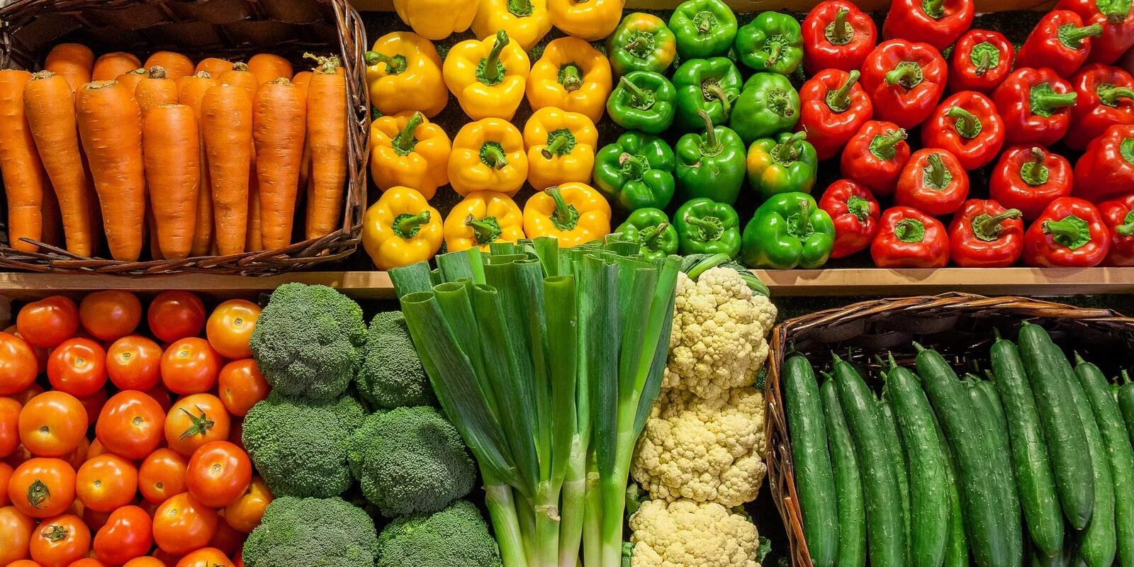 Овощи в ассортименте. Овощи и фрукты. Овощи на прилавке. Овощи на рынке. Ассортимент овощей.